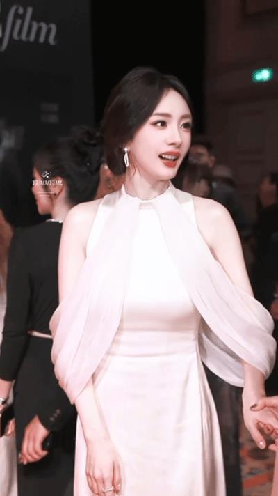 杨幂昨日活动状态杀疯了！一袭白裙优雅又贵气，这“妈咪级”美貌，谁看了不说绝，内