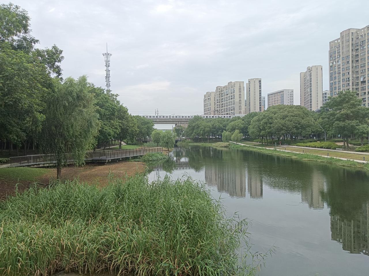 今天（7月22日）上午人社部上半年例行发布会提到了养老金上涨相关问题，核心官方答