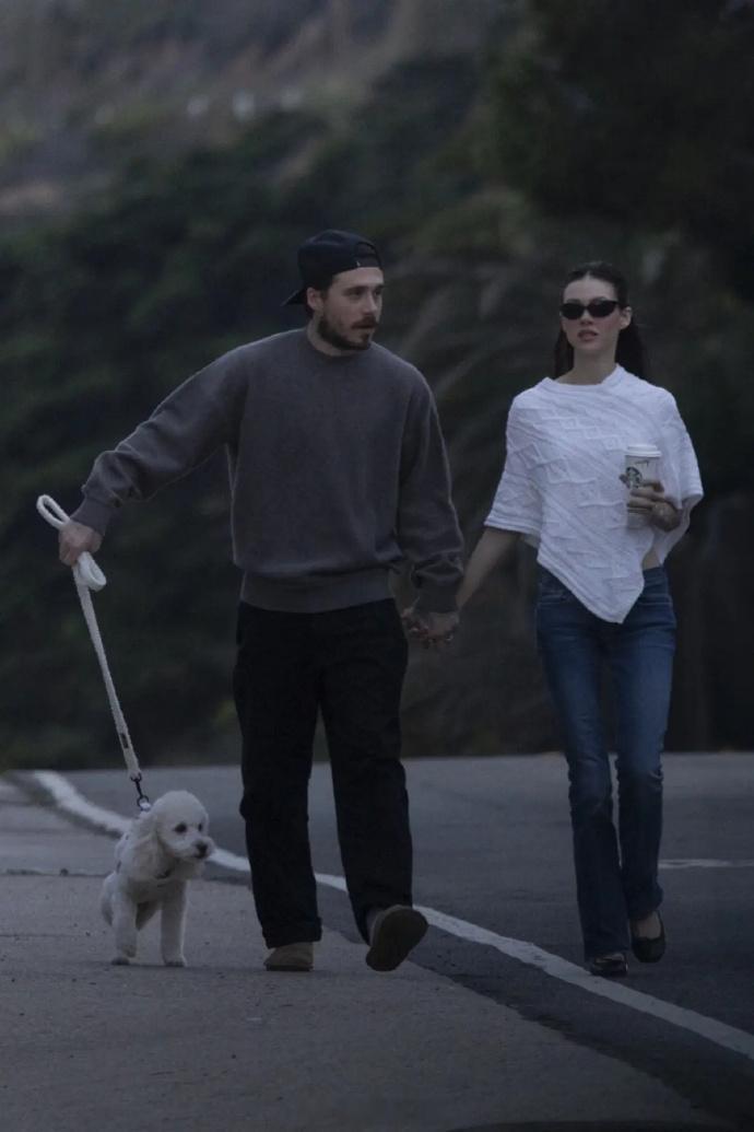 贝克汉姆大儿子风波后首现身贝克汉姆大儿子和妻子海滩散步遛狗贝克汉姆大儿子风波后