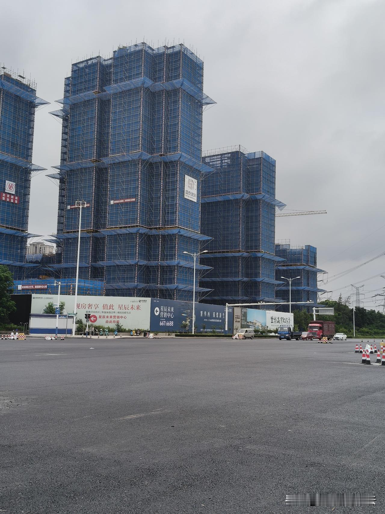 合肥的住宅更迭的很快，当年热捧的“竞品质”住宅还没卖完，就已经到了新计容两三代了