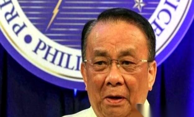 菲律宾那边递过来一张牌，话说得挺硬：只要中方在南海让步，他们就让美国把“堤丰”导