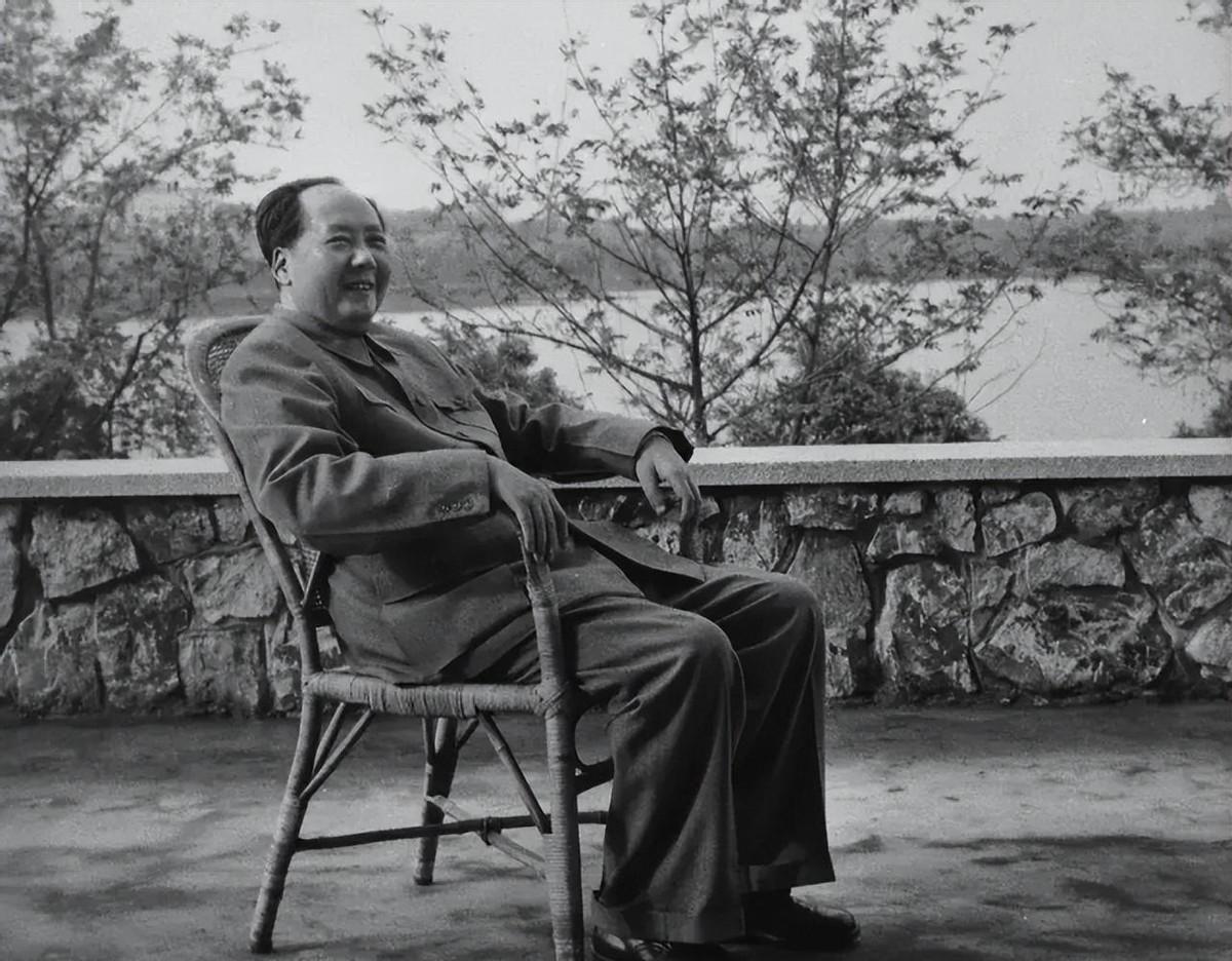 1974年李讷和丈夫离婚后，带着儿子去见毛主席，毛主席落泪安慰女儿说，有困难随时
