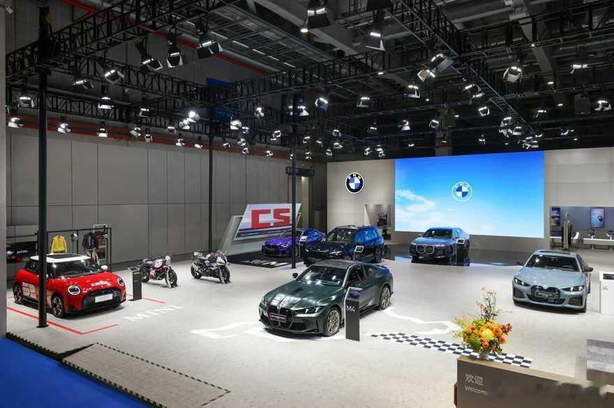 宝马集团携旗下三大品牌亮相进博会宝马已经连续八年“全勤”参展进博会。今年，宝马