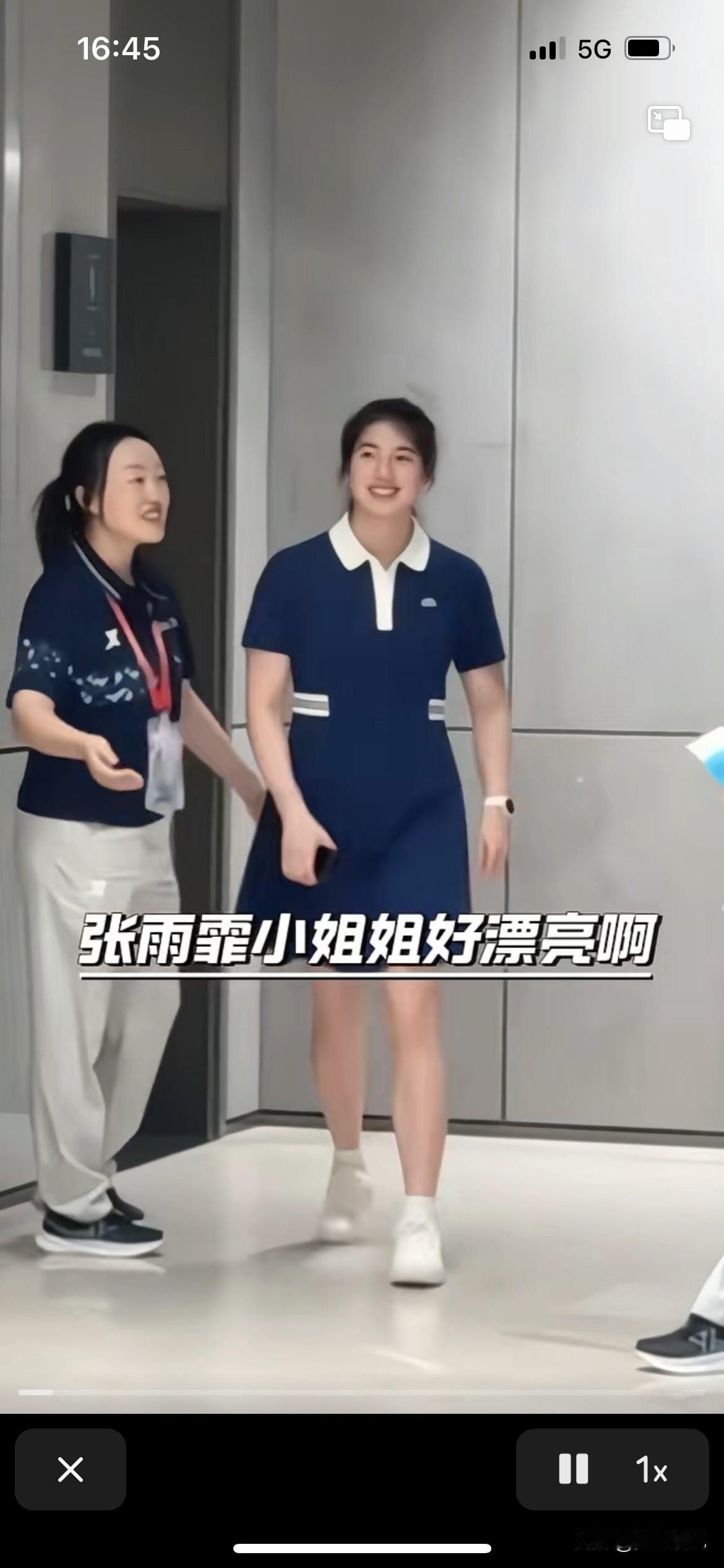 “泳坛一姐”张雨霏真的不懂穿衣，看看这庞大魁梧的身材，为了装嫩，直接穿了一件学生