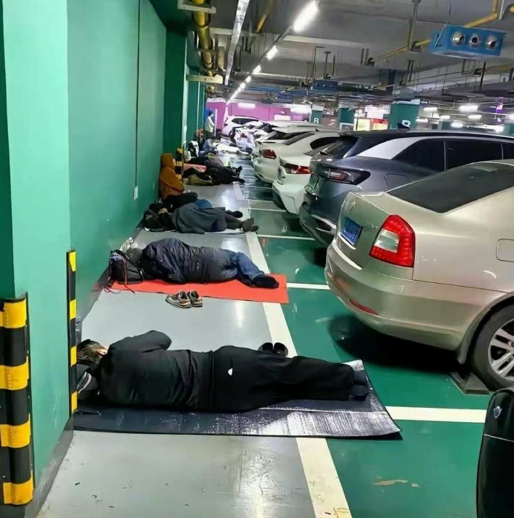 这是什么意思？都睡在车库里