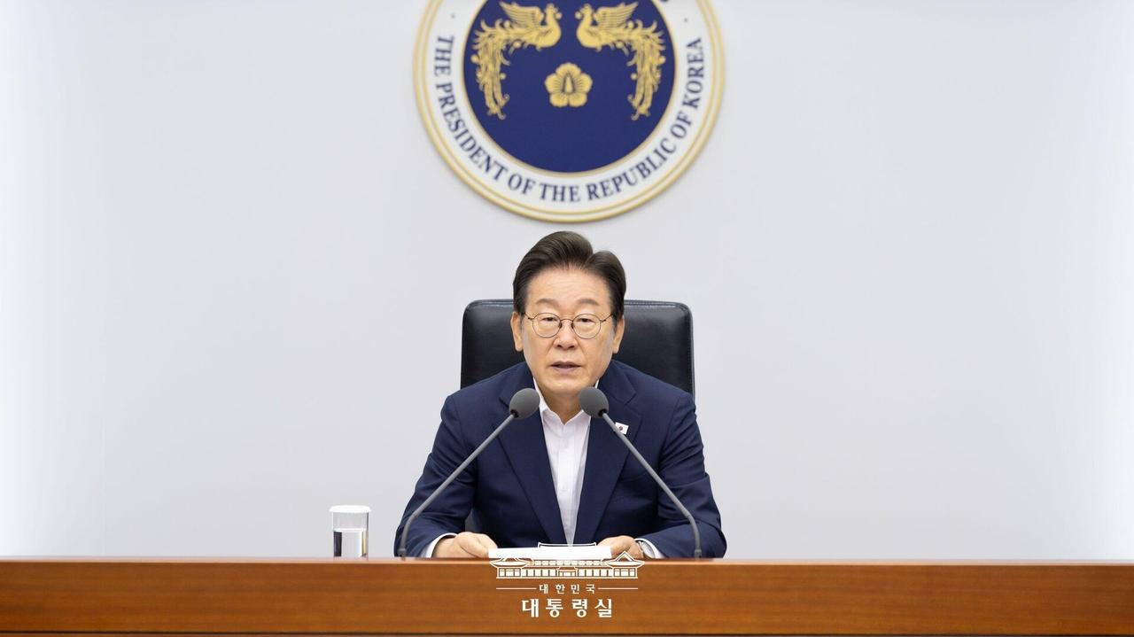 8月19号，我们外长飞到首尔，跟韩国外长赵显谈完事儿，记者会上有个记者不嫌事大，