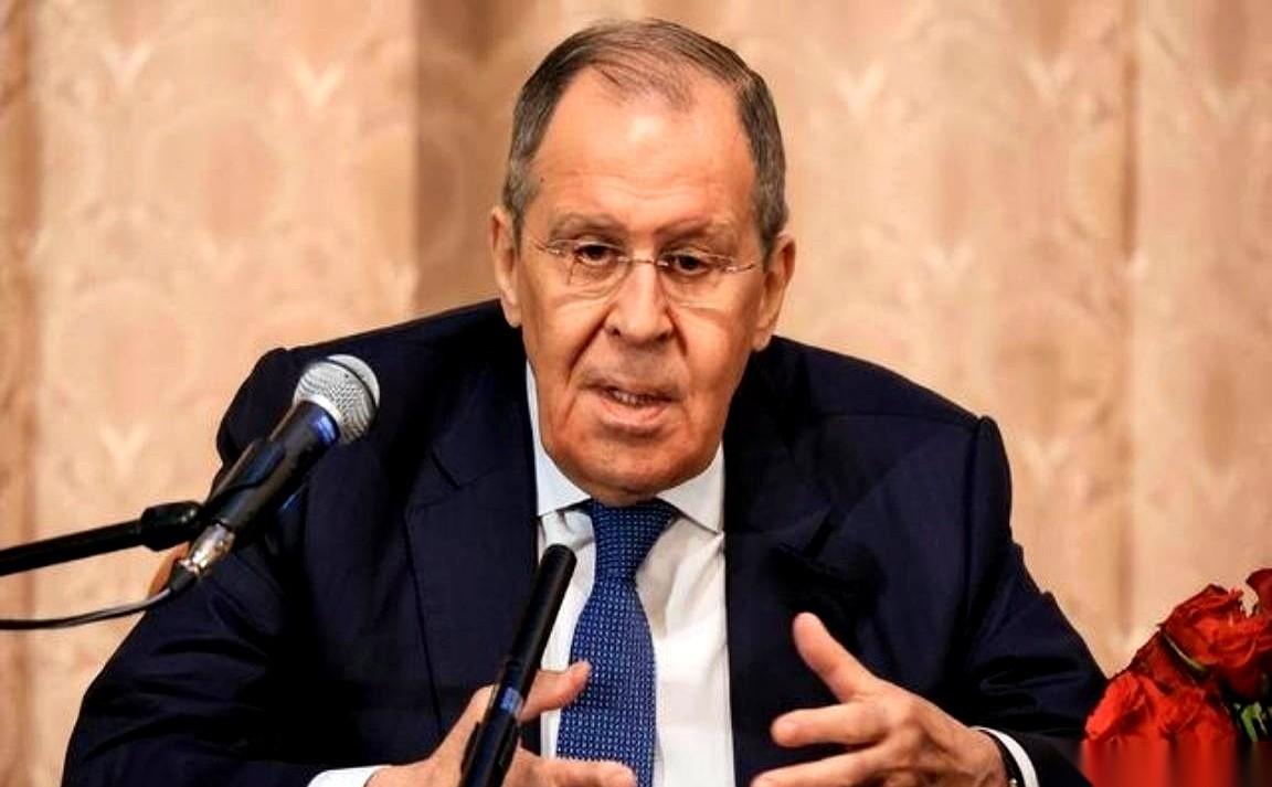 打了快四年，熬得两眼通红，俄罗斯居然扭头去找美国谈了。这事儿，咂摸一下，味儿就