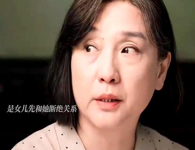 越优秀的女儿，在母亲眼里往往越不值钱。热播剧《纯真年代的爱情》里，孔琳饰演
