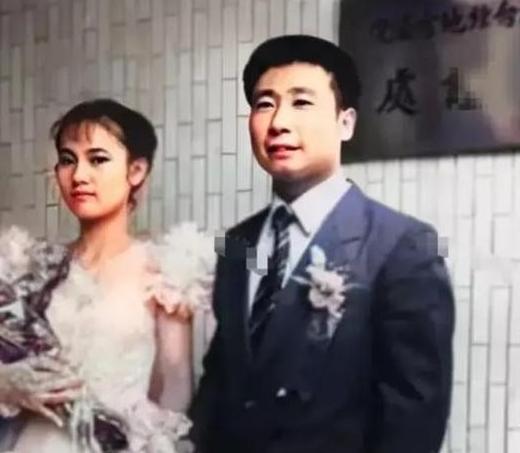 1983年，曾从大陆叛逃到台湾的飞行员王学成结婚了，婚礼上，王学成笑得非常开心，
