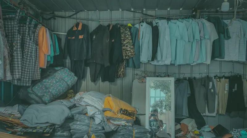 穿几年前的旧衣服，我一点都不觉得自卑。衣服这东西，舒适才是王道。我有件穿了五年的