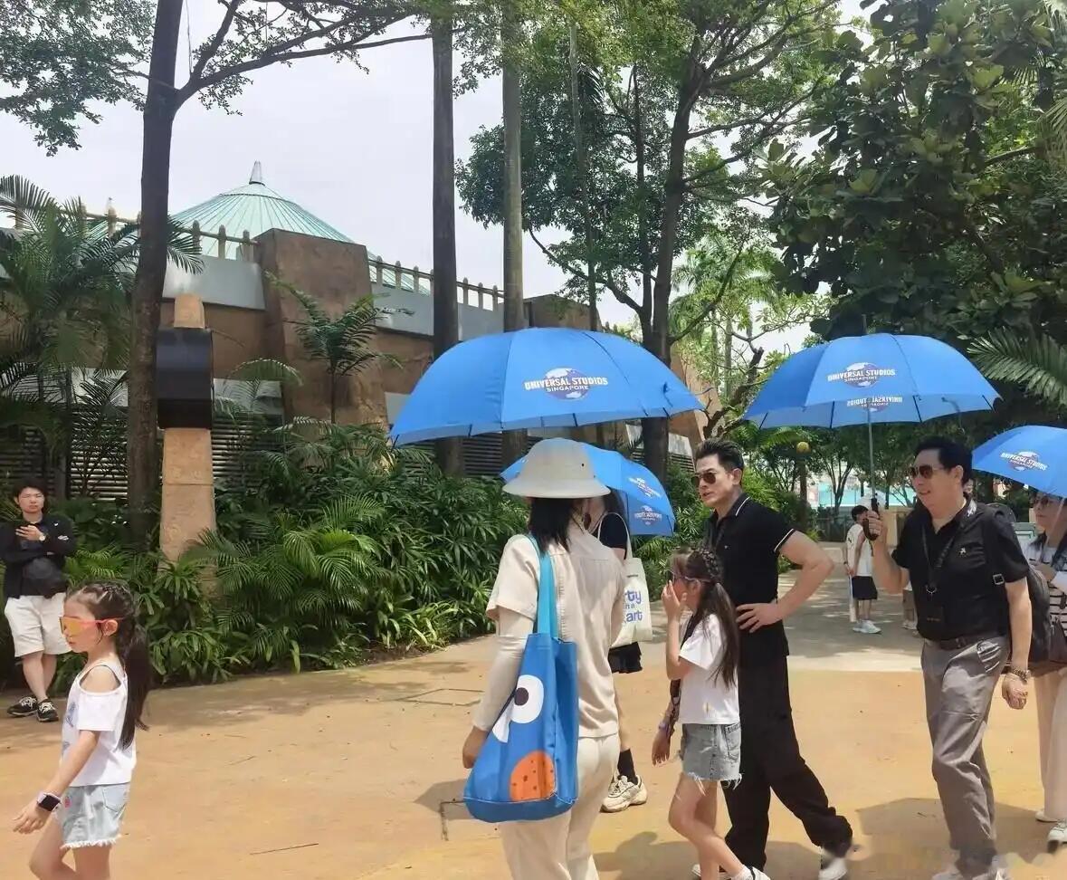 郭天王带方媛、孩子和岳父到新加坡游玩被偶遇，还挺好的能经常陪家人。