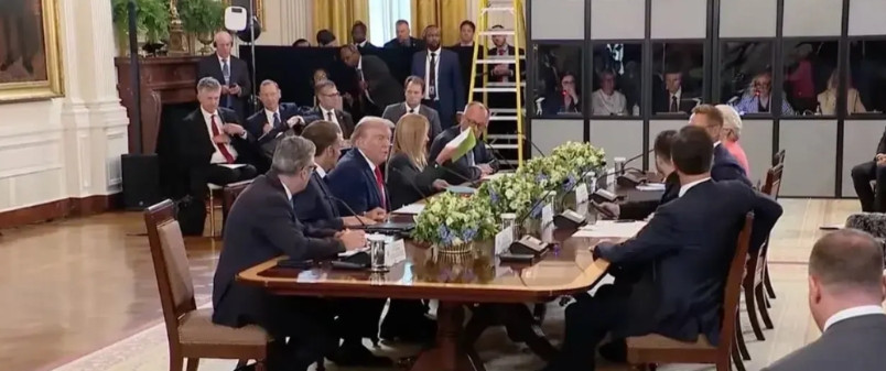 白宫会谈正在进行中，从座位的安排来看，更像是内部“恳谈会”，而不是“谈判”。在