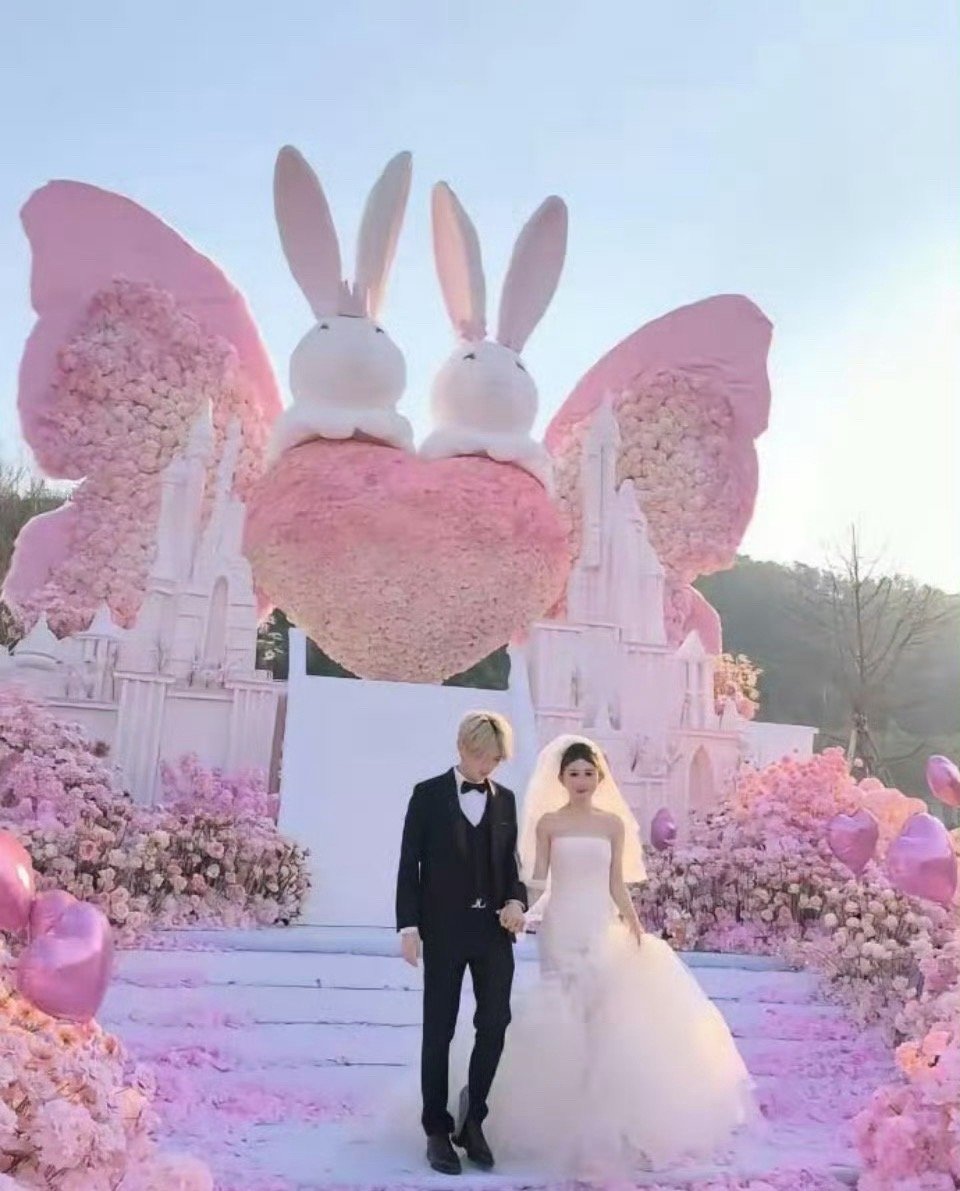 8年爱情修成正果，鹿哈向27岁女友求婚了，现场一片粉色海洋加可爱兔兔造型，他真的