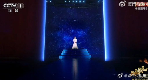 王菲在央视谢霆锋在北京台这种分头行动又处处是梗的过年方式好高级！王菲在央视的