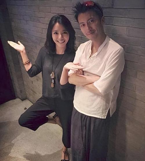 王菲和谢霆锋，复合十一年，孩子大了，家却像空房间。李嫣抽烟，窦靖童唱自己的歌，