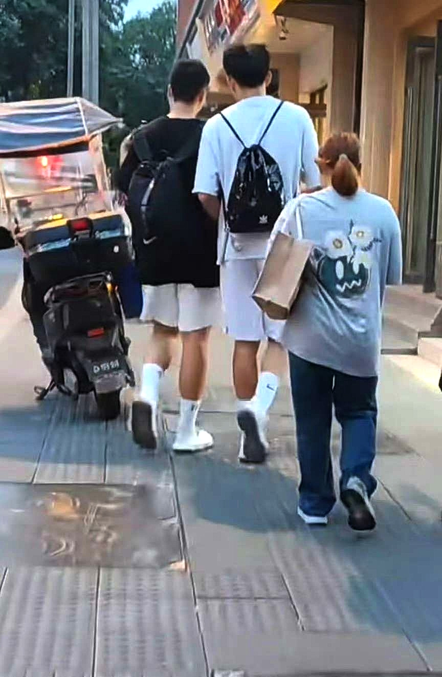 大学生喜欢穿这种白袜子，这是为什么？