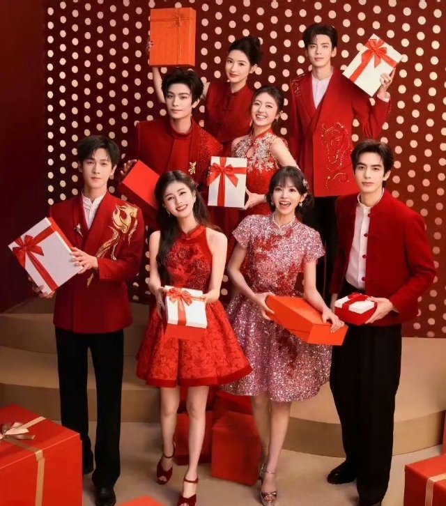 春晚的导演真有意思让四五十岁的妇女穿粉色让二十多岁的小姑娘穿红色关键是并没有任何