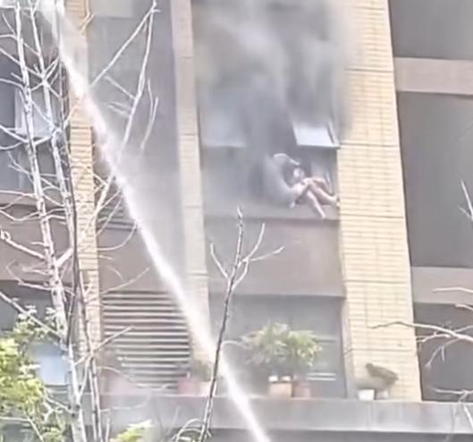 连云港火灾坠楼女童身亡说真的，这事儿看的人心里堵得慌，7月27号连云港那小区五楼