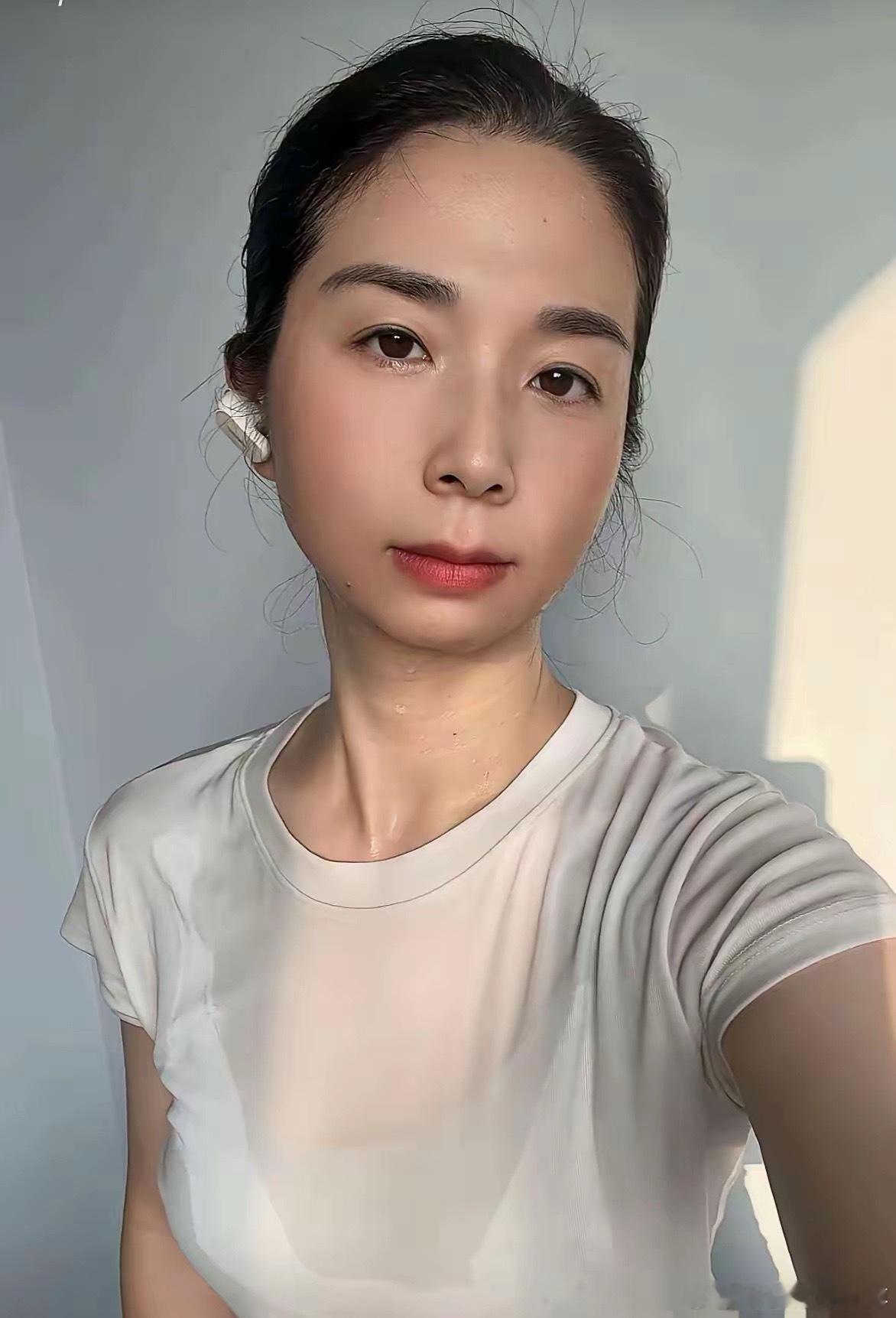 这就是崔丽丽事件的两位“主角”——如今崔女士已算半个公众人物，直播间里人气不低，