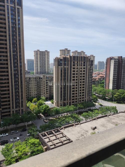 老两口原是同事，跟我都很熟，论关系也挺不错。男的早年离了婚，女的中年丧偶，后