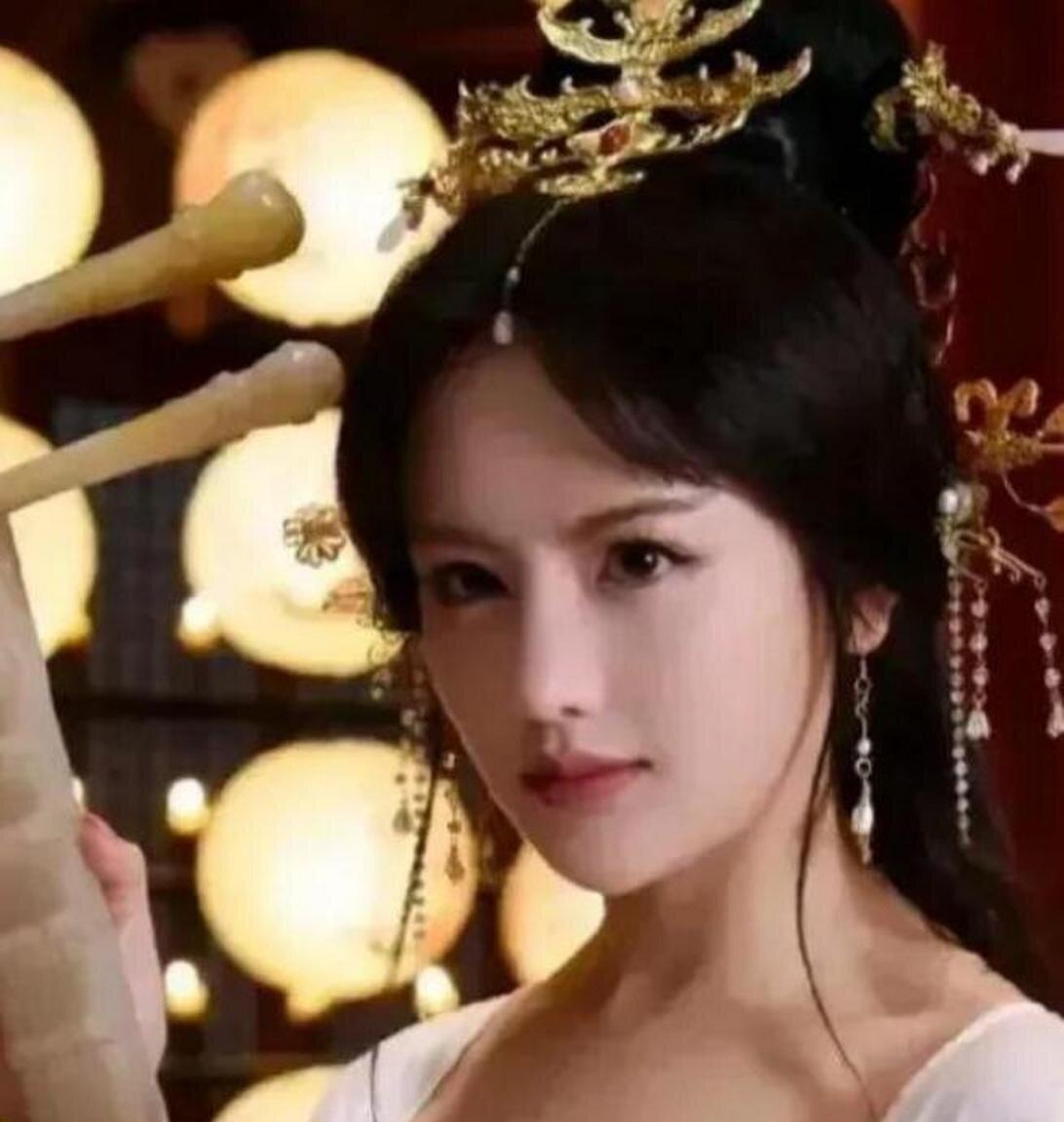 942年，后晋皇帝石敬瑭病死。在丧礼上，刚登基的石重贵直勾勾地盯着婶婶冯氏。晚上