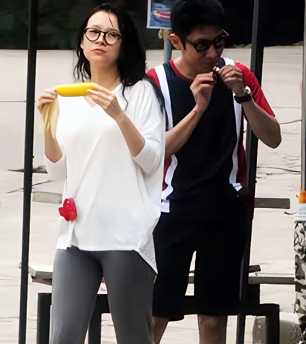 小撒应该是章这一生最好的洗白不过她没有珍惜！撒贝宁一身正气、口碑又好，本来是