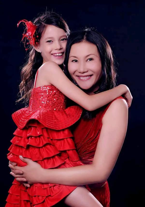 谷凌爱和妈妈合影，衣服还是那样红，曾经的小女孩如今长大了，不过妈妈倒是没啥变化，