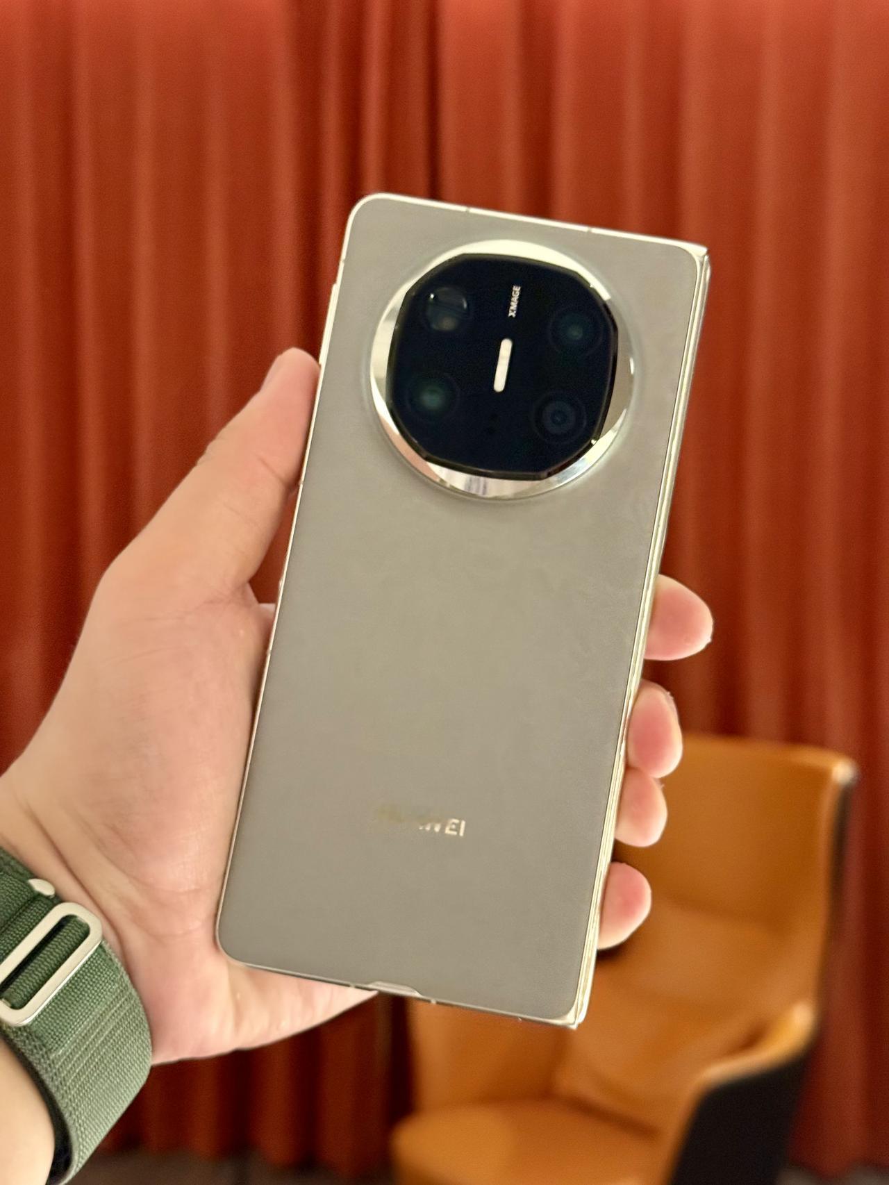 华为MateX6半年使用体验。1，是和iPhone16ProMax搭