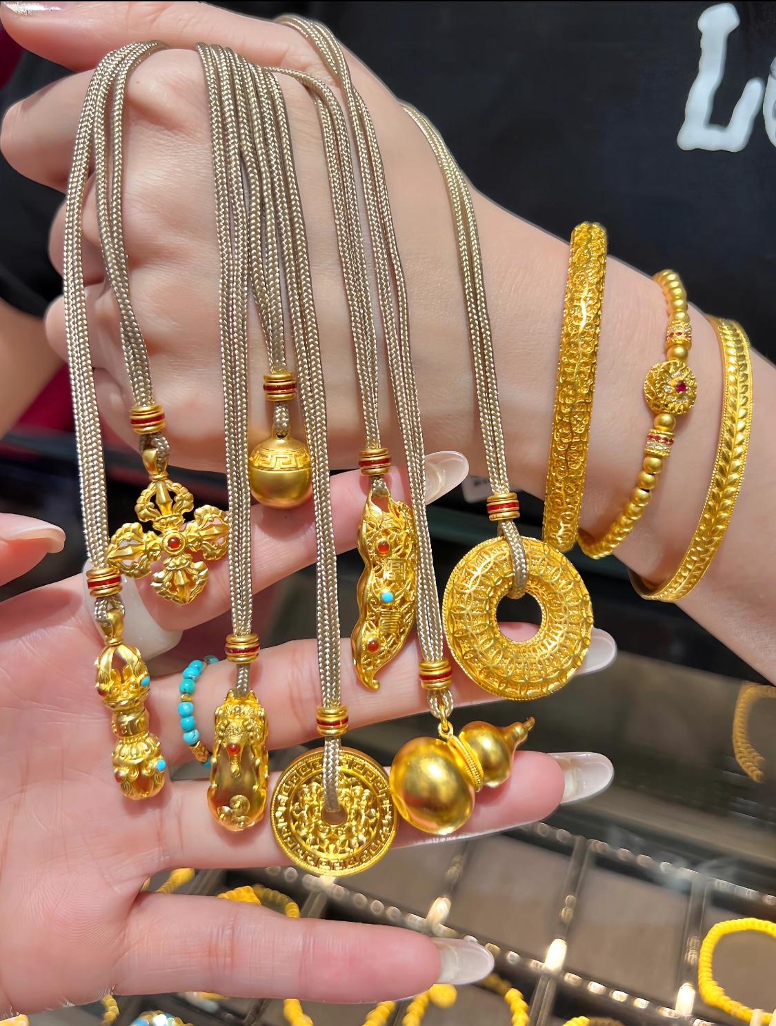 黄金不好卖，不是因为不值钱，是规则变了。你攒着七八百克想应急，出手才知全是坎