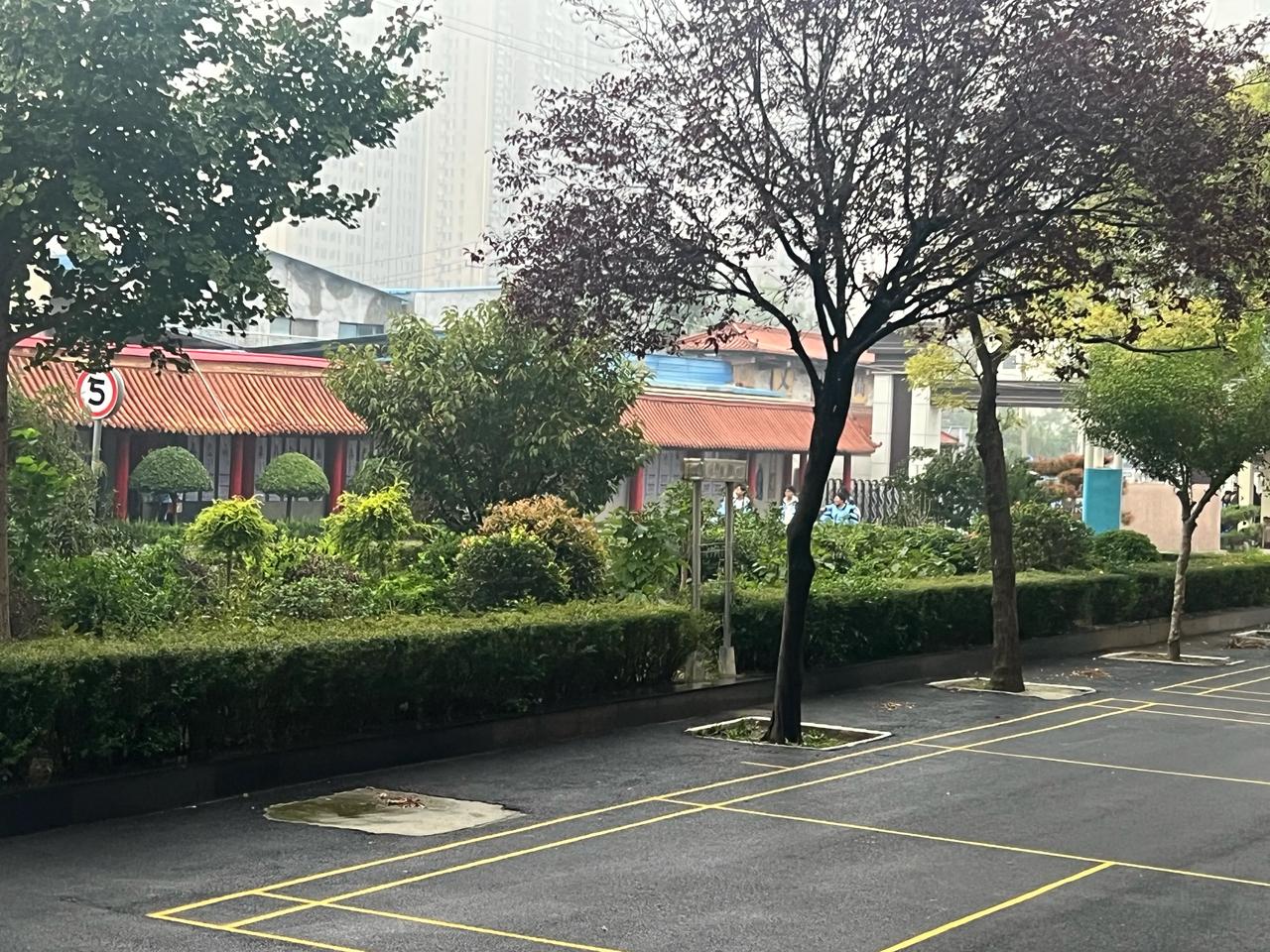 昨天晚上，高二年级召开期中考试分析会，全体高二年级的老师参加了会议。高二年级主