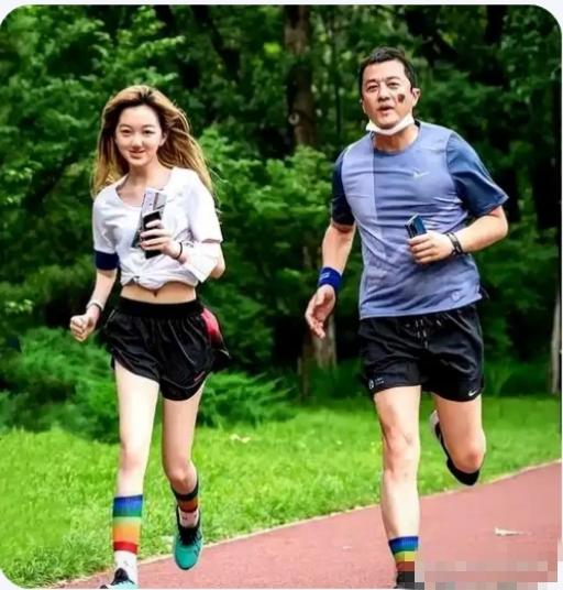 王菲的女儿李嫣就是与众不同，这高冷的气质和容貌，一方面是遗传了妈妈王菲，另一方面