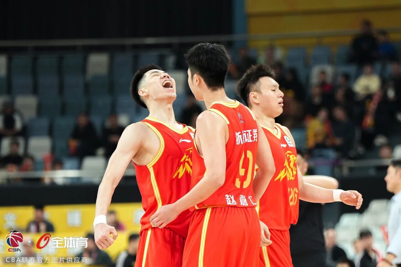 双锋线闪耀，今晚只有两名外援出战的浙商证券男篮，主场击败北控男篮，朱俊龙+赵嘉仁