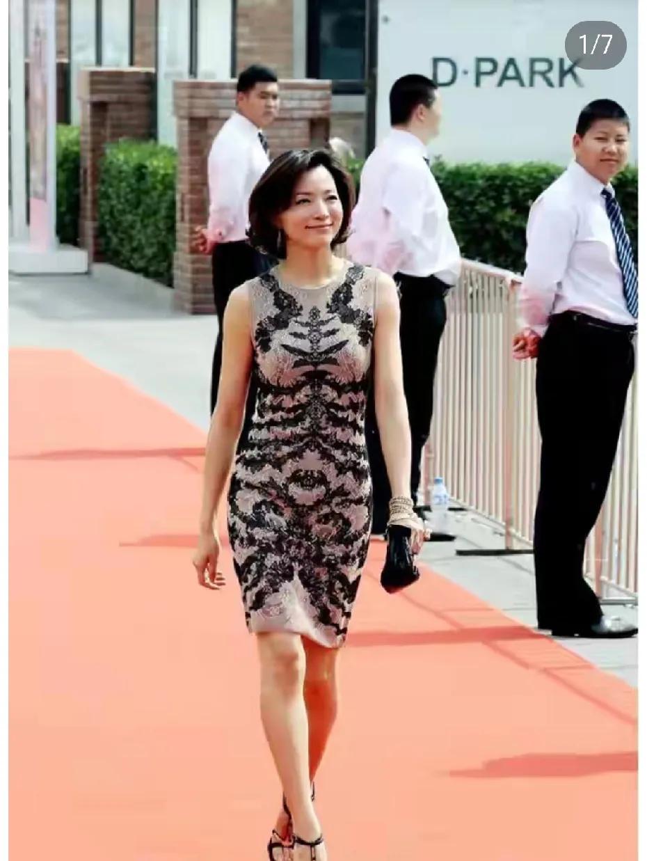 你让我情不自禁地偷偷回牟。她的那句经典台词：“生活，就是一场美丽的旅行。”跟央台
