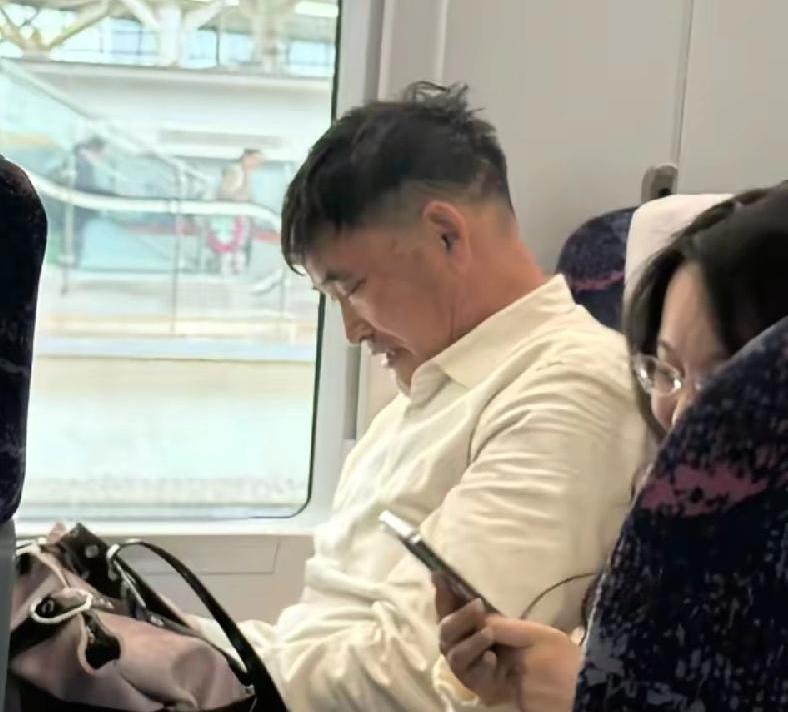 大衣哥坐高铁去青岛，隔座女网友偶拍，现场签名，小学二年级毕业，字写得却不错，现在