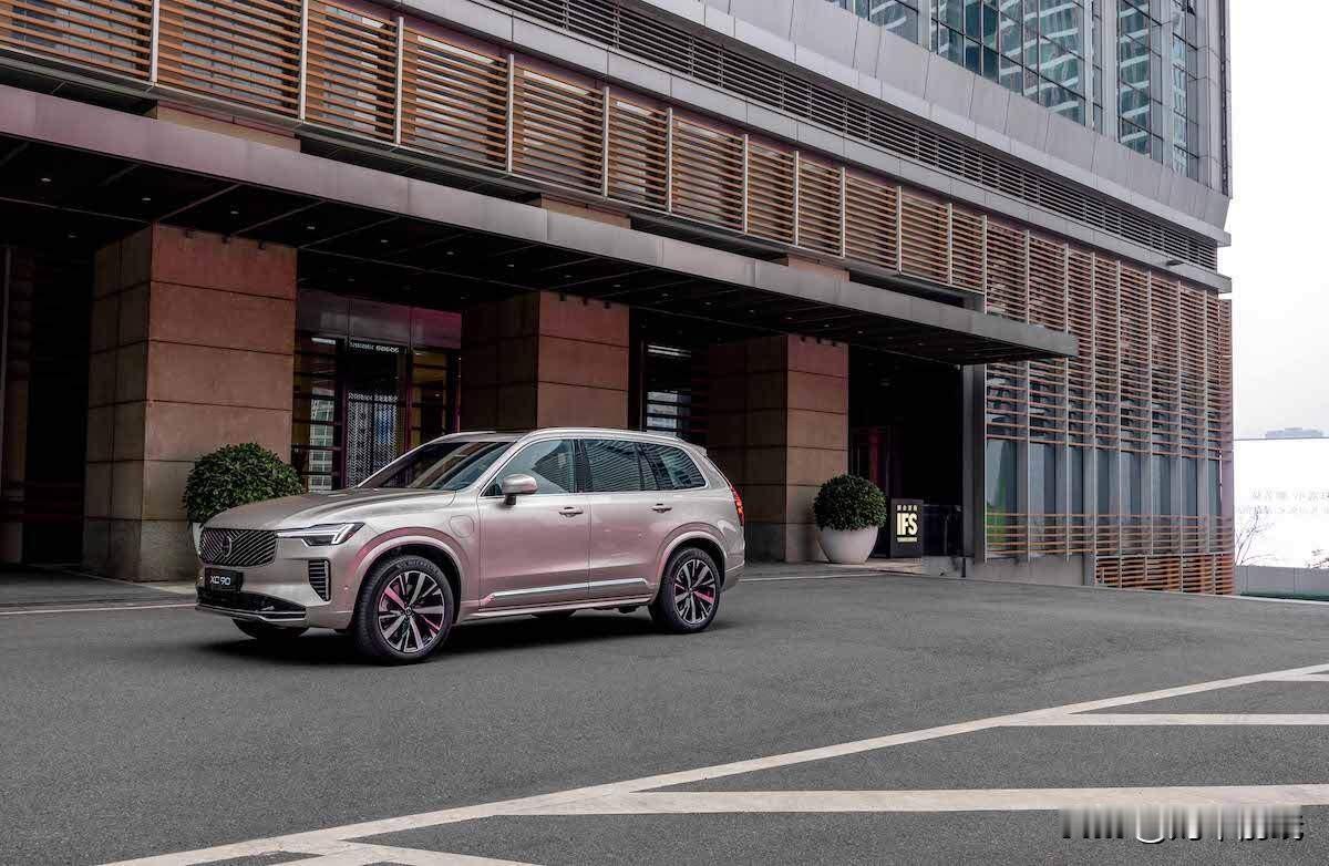 不止于安全，沃尔沃全新XC90携5/6/7座而来，豪华体验全面进阶。以往我们