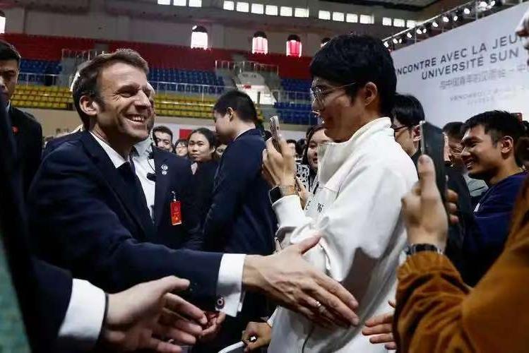 12月6日，《纽约时报》发文调侃:“法国总统马克龙用一句话(欧洲不做美国附庸)、