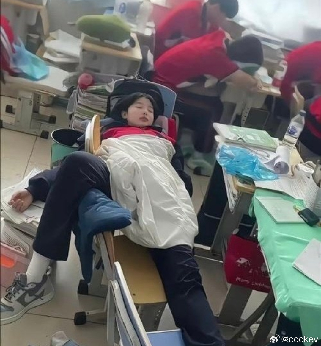 终于明白高中班主任说的那句：“十七八岁的女孩子不用化妆，怎样都是漂亮的。”