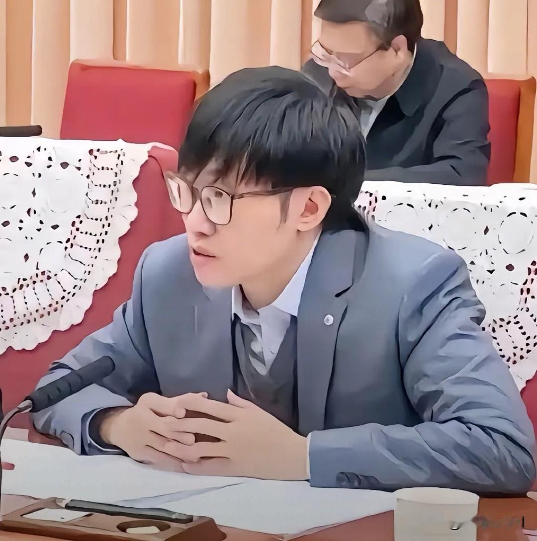 DeepSeek梁文峰三年连拒23场海外学术邀约，美国12场欧盟7场全吃闭门羹。
