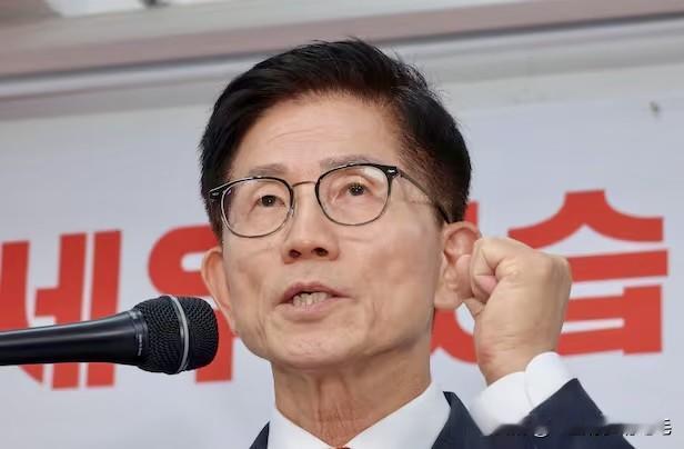 20日韩国前总统候选人金文洙宣布参加国民力量党党首，这是此前宣布对权力不感兴趣的
