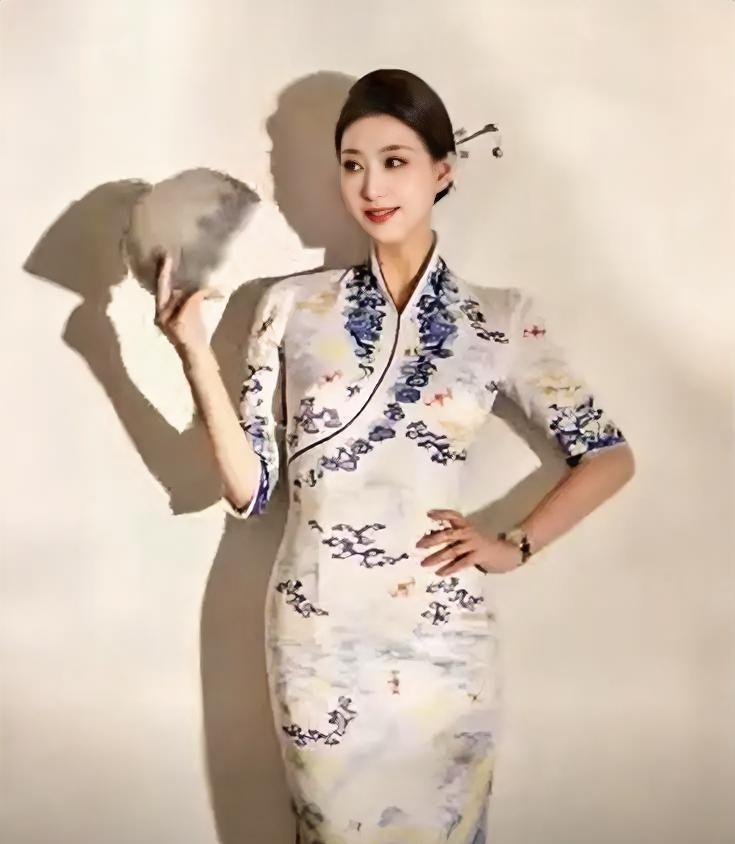 一袭青花旗袍，一柄雅致团扇，将东方韵味与优雅气质揉成了诗，每一处细节都在诉说传统