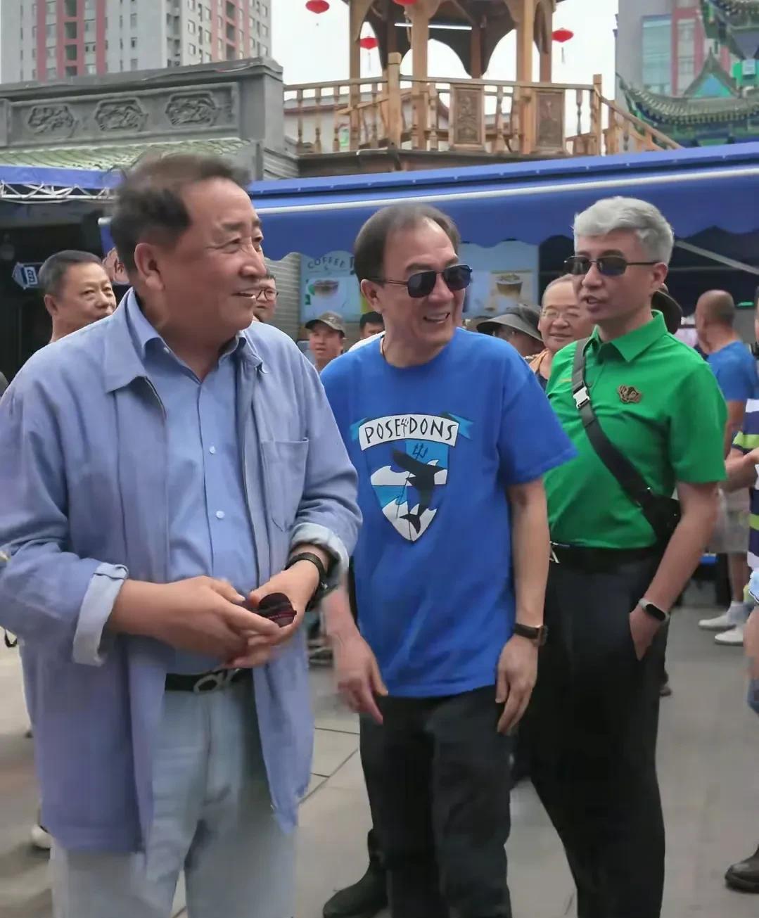 姜昆带队现身新疆，周炜大变样，差点认不出。近日相声演员姜昆带着戴志诚、周炜等人