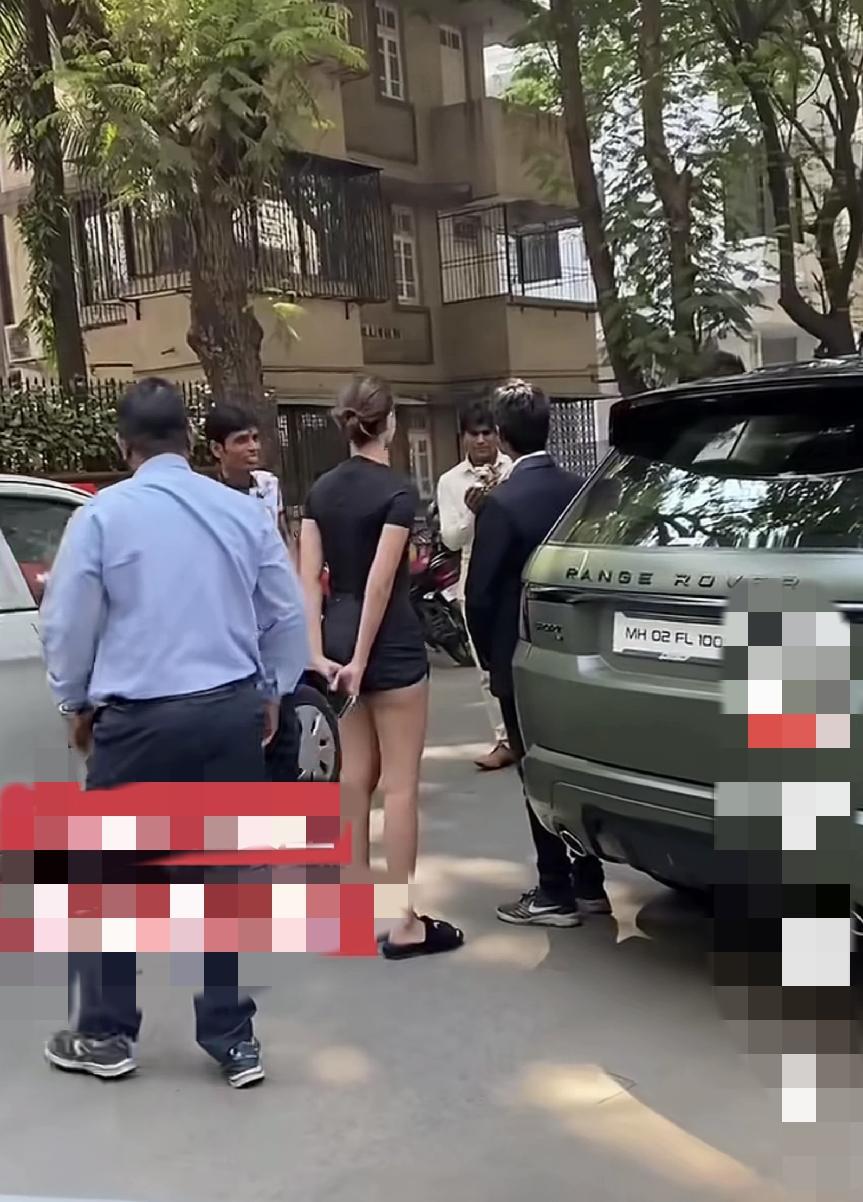 印度男人一见着美女就走不动道，要求美女与其合影，要那照片有啥用啊？合影也不当饭吃