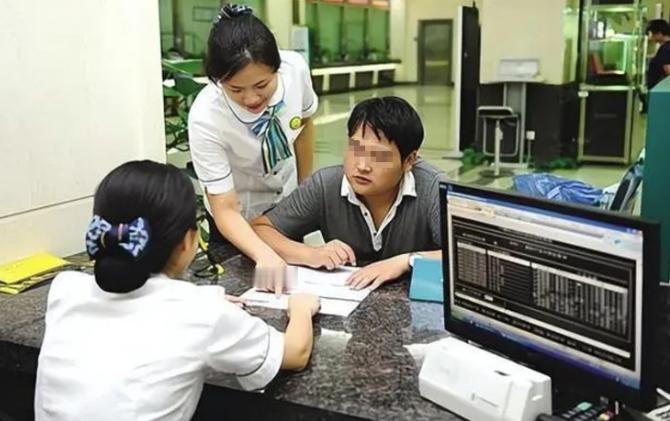 浙江台州一男子在银行存了2250万元，等存款到期去取钱的时候，却被银行工作人员告