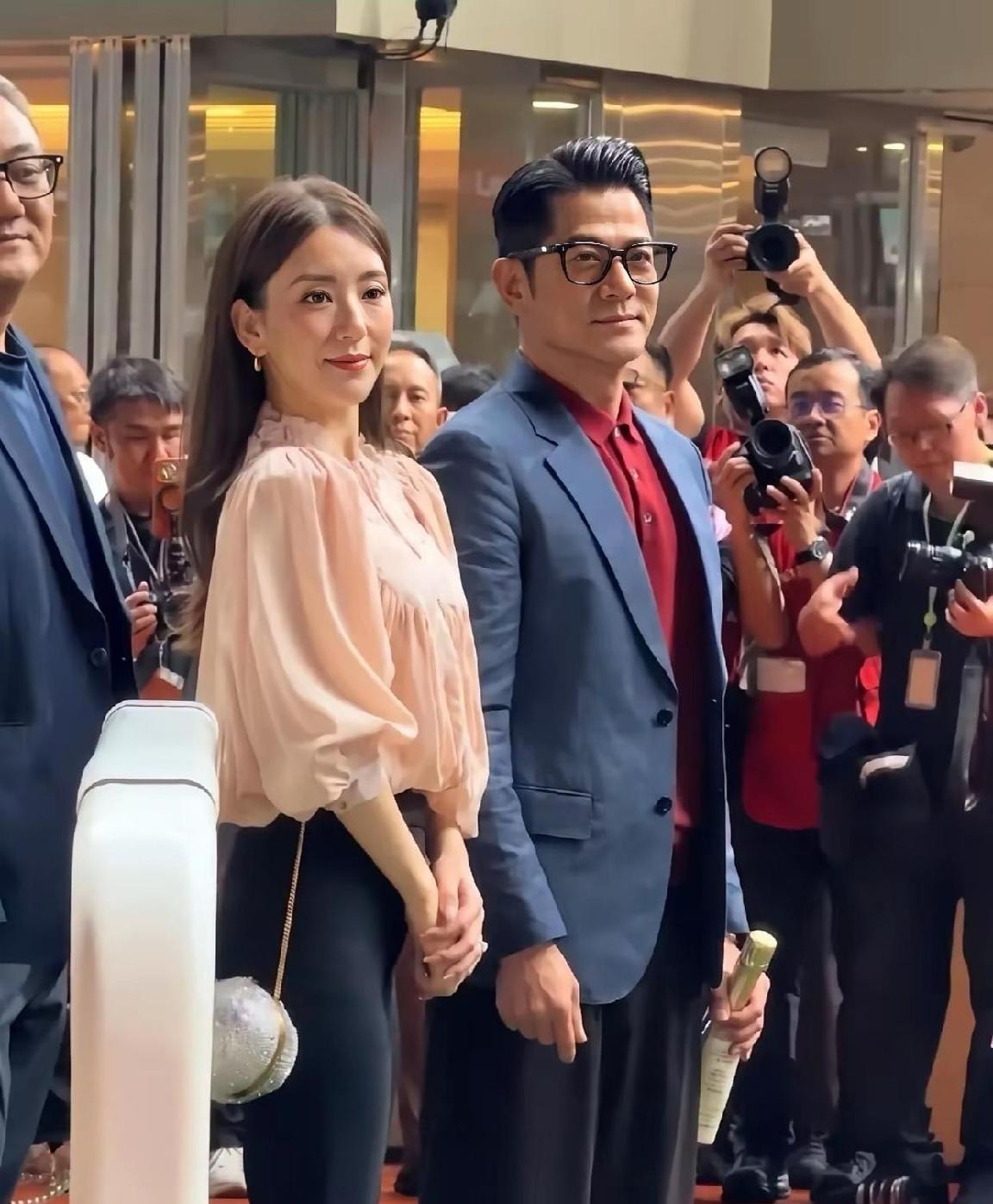 都说郭富城长得低，我看他这也不低呀，和老婆方媛的合影，老婆都已经穿这么高的高跟鞋