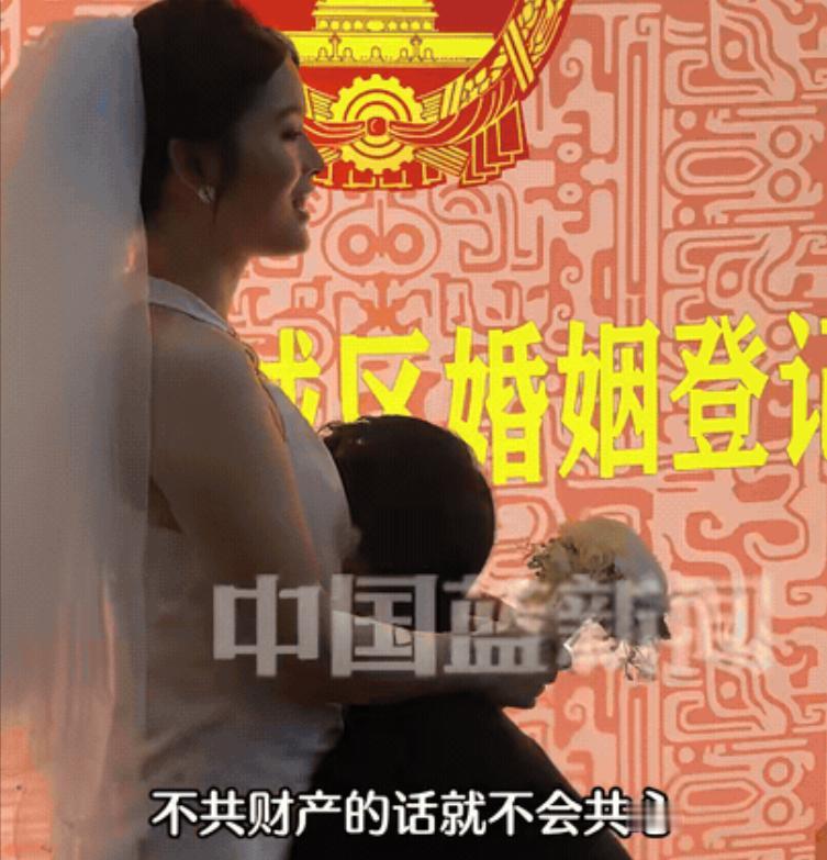 “太痴情了！”杭州，七夕节这天，一对小情侣结婚登记。97年男生为了表达自己的爱是