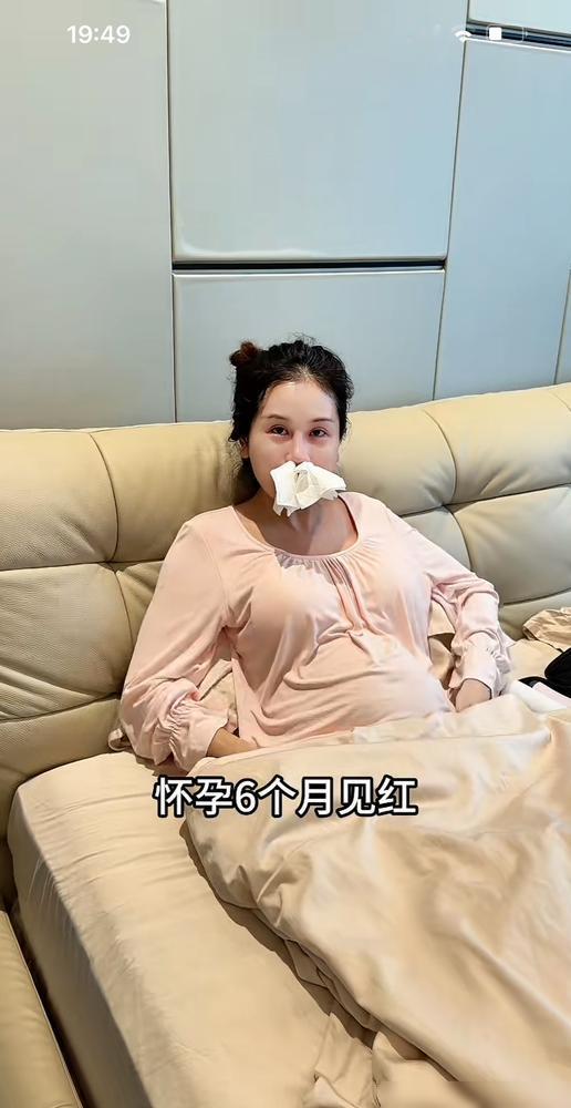 宋玉希才六个月见红了，洁白无瑕的脸漏孕肚，满肚子的妊娠纹这一瞬间感觉生娃多了，