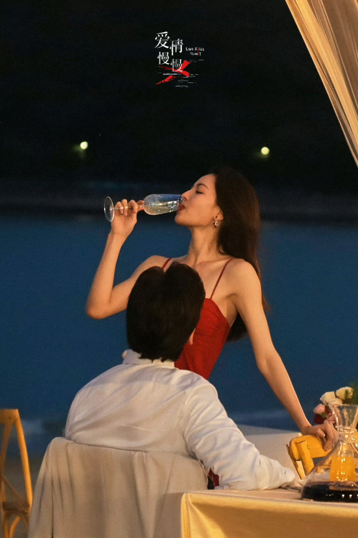 谁能拒绝钟楚曦这么摇着红酒杯，撑着倚背，笑意盈盈地看着你？海风撩发，红裙飞扬，太
