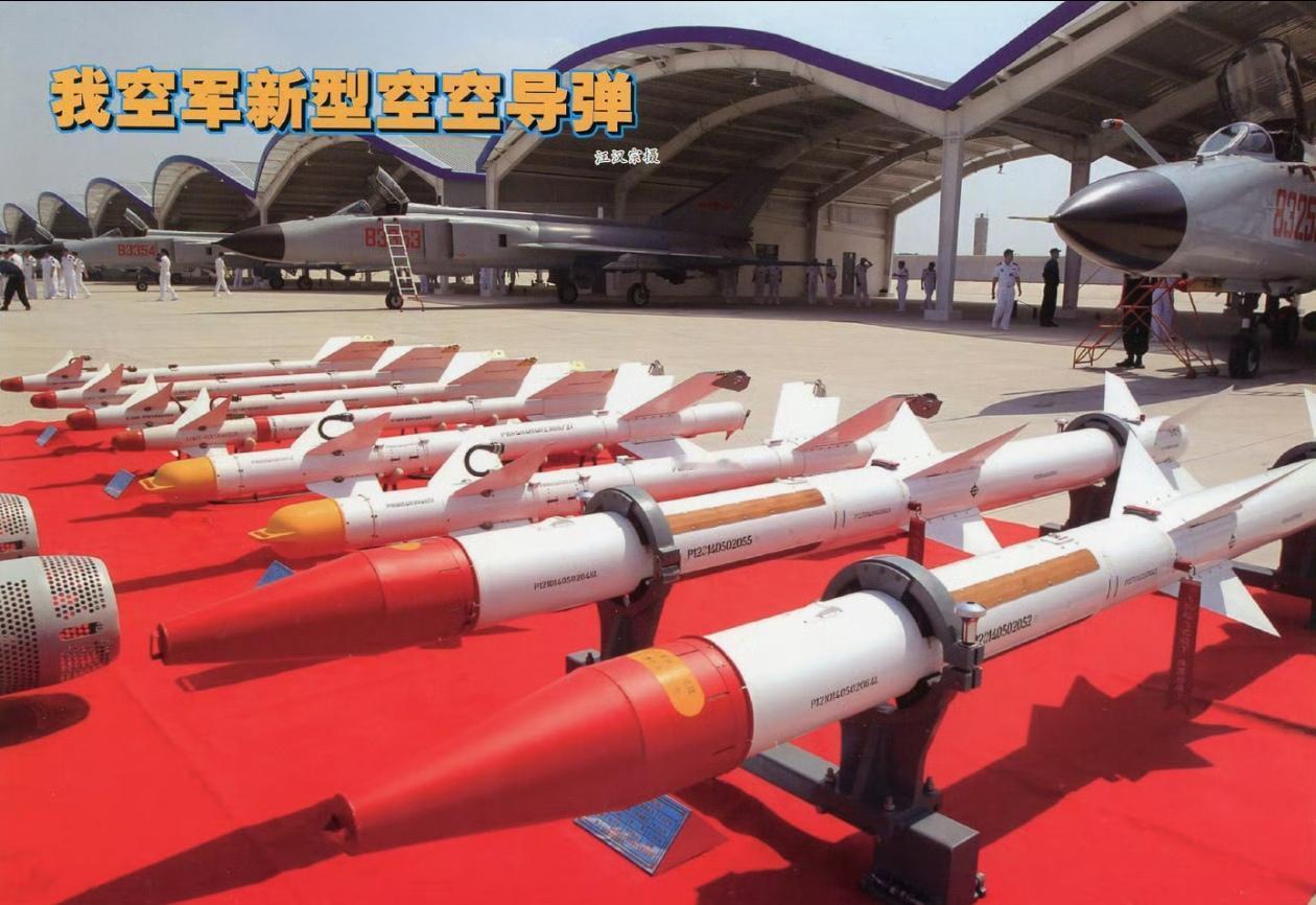 海航的歼八F和霹雳十二同框合影。可惜了海航这一批歼八F，飞机技术状态是最新的，服