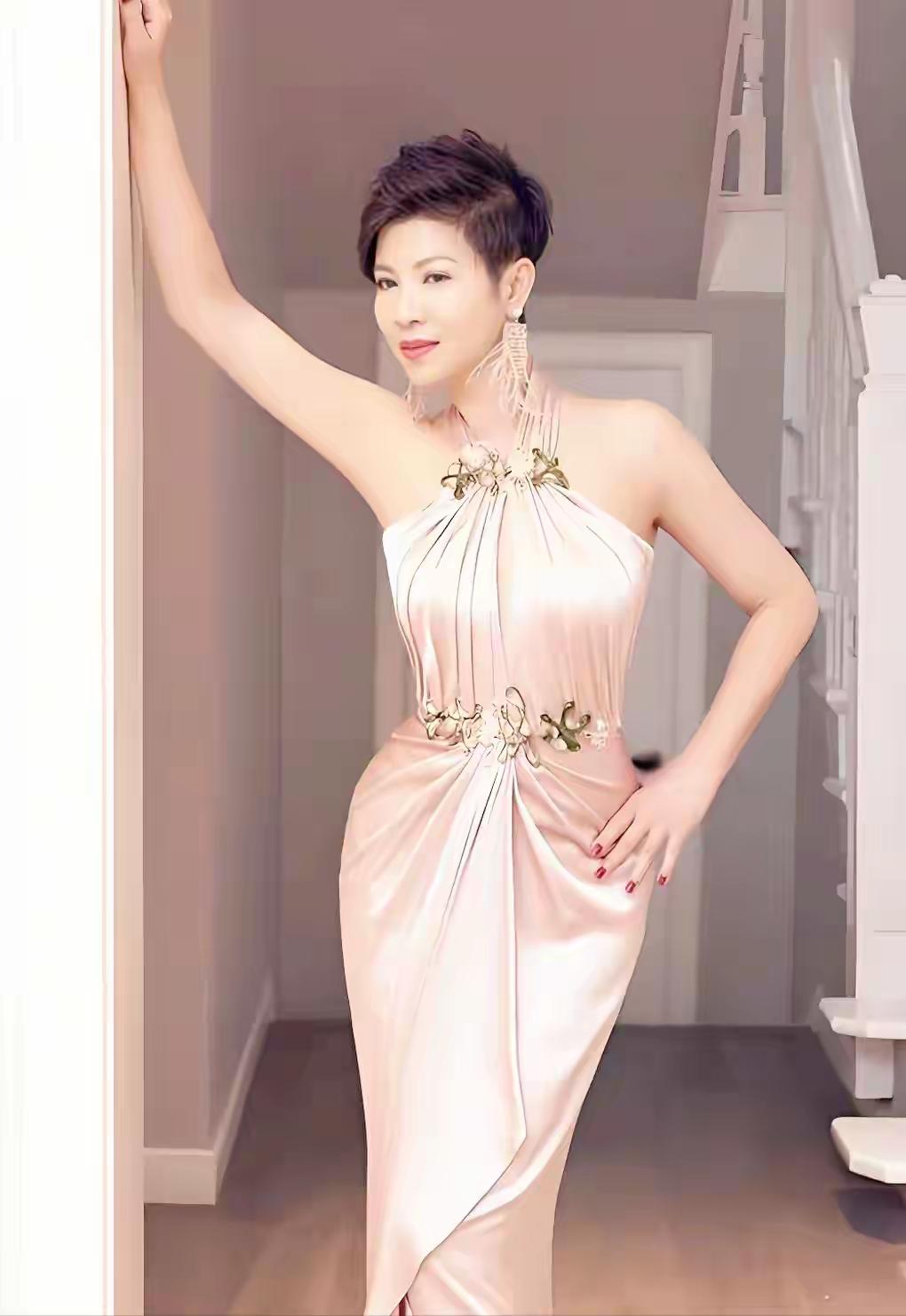 60岁的杭天琪坦言和初恋张泽民的婚姻是自己作散的，并非网传的对方出轨。两人相差1