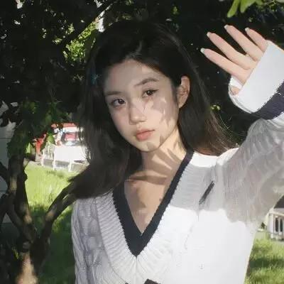 阳光洒在树叶上，我挥手迎接美好的一天！🌞🌳秋天树叶照片清晨的一抹阳光景的